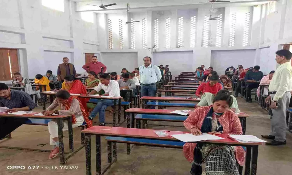 Chandauli News:परीक्षा में गाइड से नकल करते रंगे हाथ पकड़ी गई छात्रा, हुई कार्यवाही 1 1690275 whatsappimage2024 03 14at113950am1