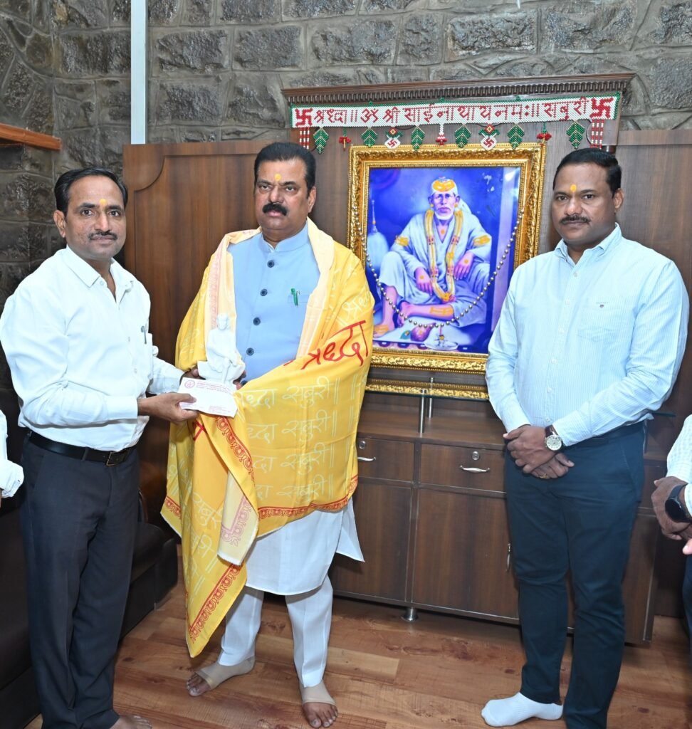 Maharashtra: केंद्रीय मंत्री कपिल पाटील शिर्डी के साई दरबार में हुए नतमस्तक 1 7b4f46d1 ee4e 4a96 bfff c297aa8ed5f9