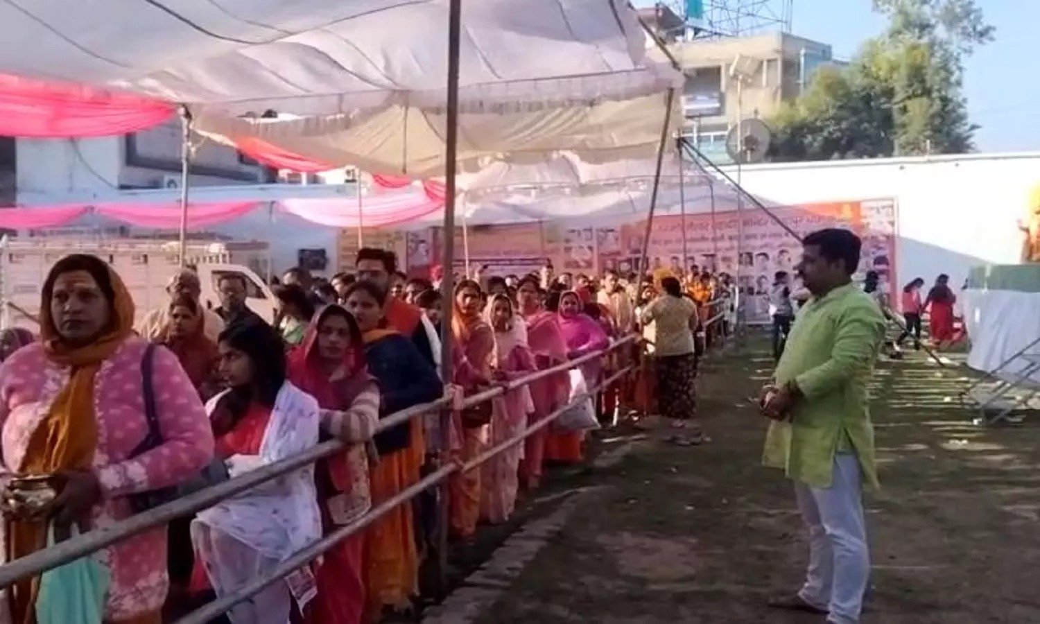 Raebareli News : महाशिवरात्रि पर जिले के सभी शिव मंदिरों में उमड़ी भक्तों की आस्था , श्रद्धालुओं ने की पूजा-अर्चना