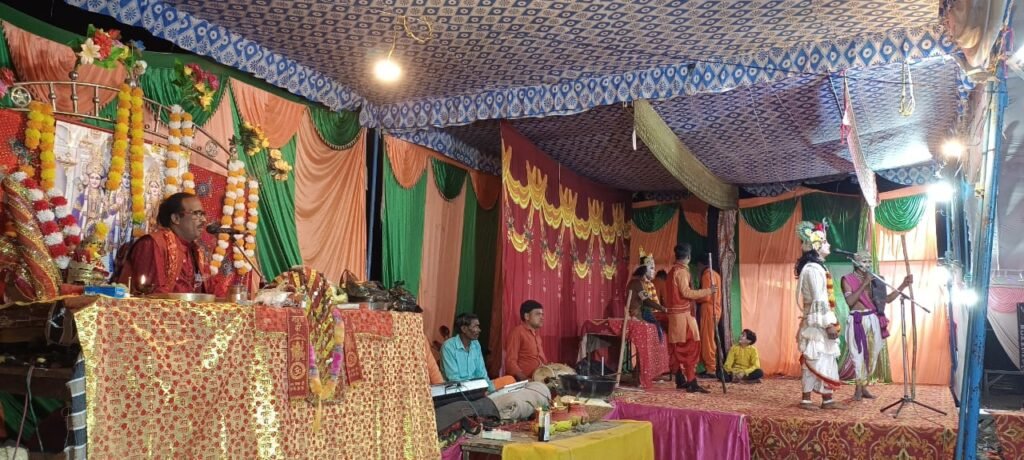 Sitapur News: यज्ञ के छठे दिन कथा के साथ प्रदर्शित की गयीं विविध झांकियां 2 WhatsApp Image 2024 03 19 at 22.35.50