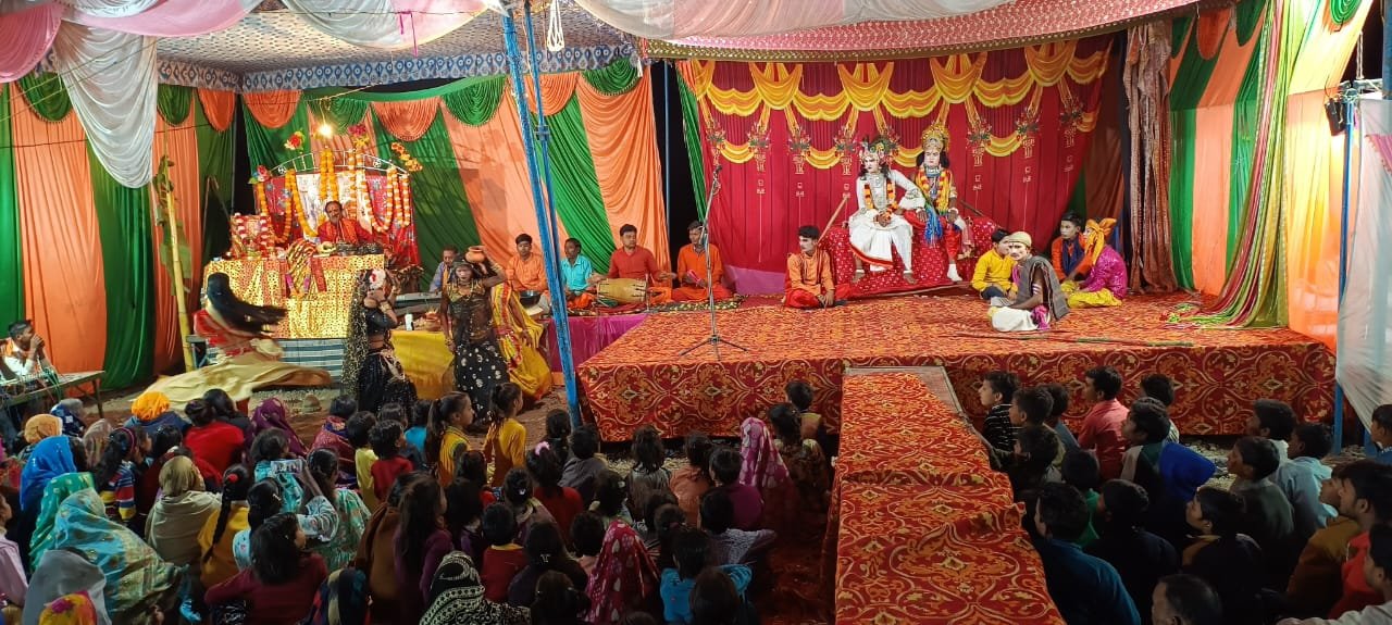 Sitapur News: यज्ञ के छठे दिन कथा के साथ प्रदर्शित की गयीं विविध झांकियां