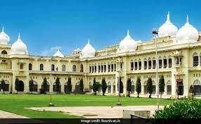 Lucknow University : गेट खोलने को लेकर धरने पर बैठे एनएसयूआई और छात्रसभा,प्रशासन से हुई नोकझोंक 2 image 298