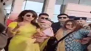 Priyanka Chopra : प्रियंका चोपड़ा बेटी मालती और पति निक के साथ किये रामलला के दर्शन ... 4 image 363