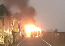 Kanpur News : चलते डंफर में लगी भीषण आग,चालक ने कूद कर बचाई जान...