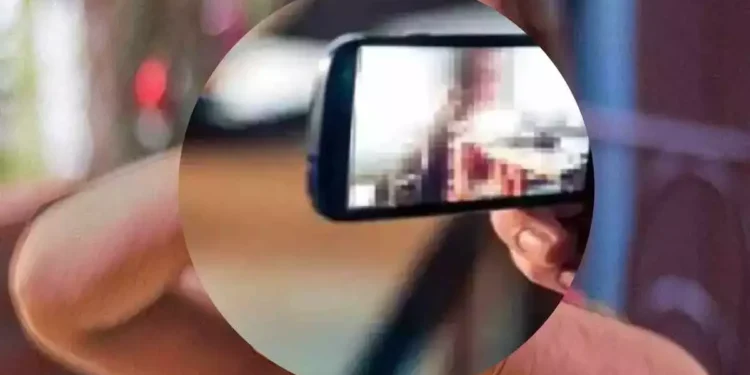 Crime News: कलयुगी पिता! बेटी को दिखाता था पोर्न फिल्में, करता था अश्लील हरकत