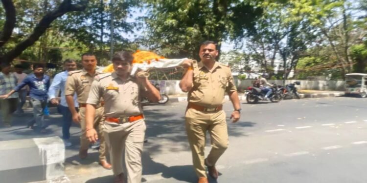 Lucknow News : मानवता की मिसाल, पुलिस ने हिंदू रीति-रिवाज के साथ किया अंतिम संस्कार