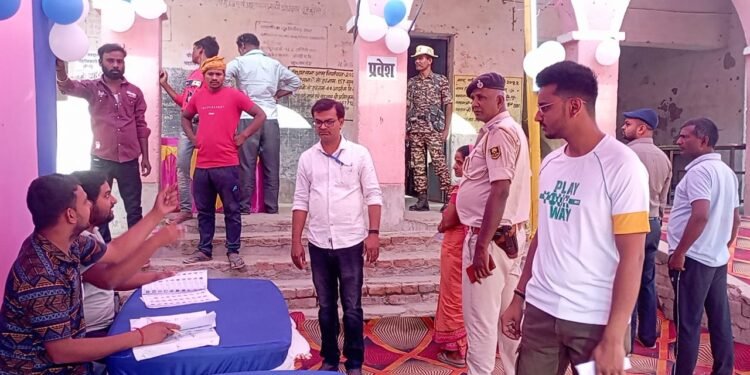 Bihar: भागलपुर से कांग्रेस प्रत्याशी अजीत शर्मा ने बेटी बॉलीवुड एक्ट्रेस नेहा शर्मा के साथ डाला वोट, जीत पर बडा़ दावा 1 WhatsApp Image 2024 04 26 at 1.44.46 PM