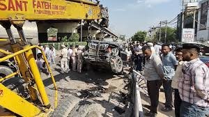 Jalandhar: लाल बत्ती पर खड़े 10 वाहनों को दूध के टैंकर ने मारी टक्कर, ब्रेक फेल होने से हादसा, कई को आई चोट 1 image 279