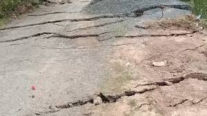 Jammu Kashmir: जम्मू के रामबन में जमीन धंसी, 50 से ज्यादा घरों में आईं दरारें, सड़क संपर्क भी टूटा 3 image 286