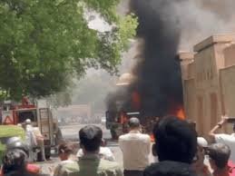 Lucknow News : राजभवन के पास महिला कैदी को ले जा रहे पुलिस वाहन में लगी भीषण आग , मची अफरातफरी 1 image 335