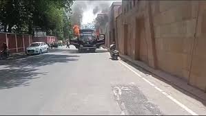 Lucknow News : राजभवन के पास महिला कैदी को ले जा रहे पुलिस वाहन में लगी भीषण आग , मची अफरातफरी 2 image 336