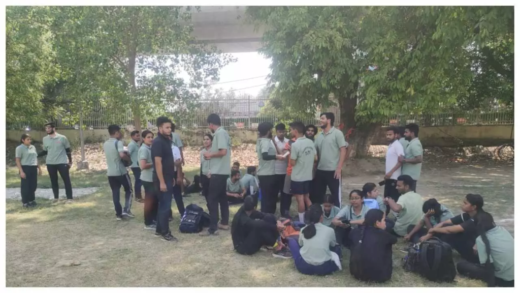 Lucknow University: भीषण गर्मी में चल रहीं B.Ped की कक्षाएं, छात्राएं हुईं बेहोश, धरने पर बैठे छात्र 1 image 45
