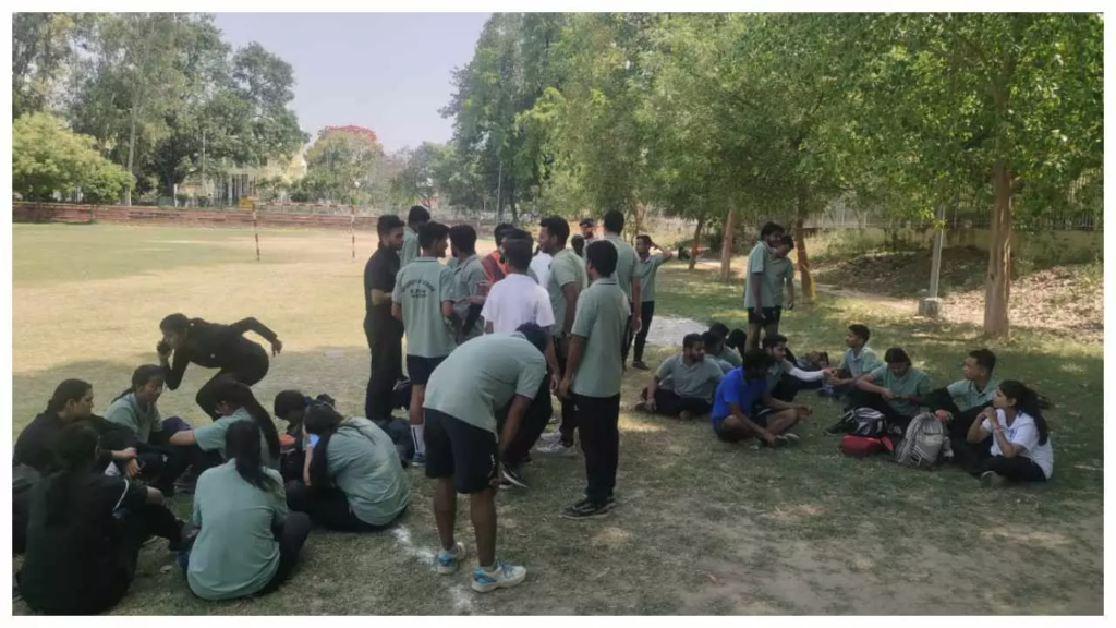 Lucknow University: भीषण गर्मी में चल रहीं B.Ped की कक्षाएं, छात्राएं हुईं बेहोश, धरने पर बैठे छात्र 2 image 46