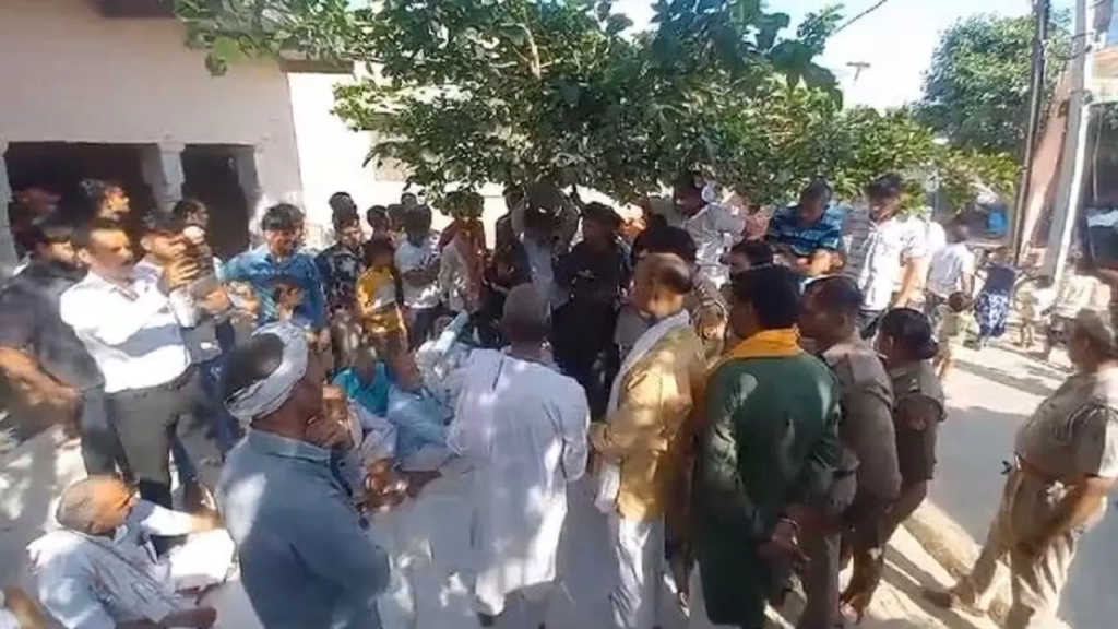 UP Lok Sabha Election 2024 : 'समस्या का समाधान नहीं… तो वोट नहीं', मुखराई और कोहनई गाँव में मतदान का बहिष्कार 2 image 50