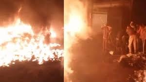 Kanpur News : राखी मंडी बस्ती और कबाड़ में लगी भीषण आग, सभी दुकाने जलकर हुई खाक 3 image 9