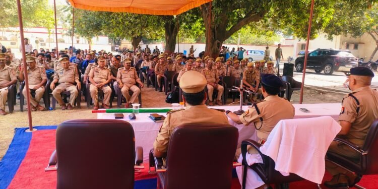 Barabanki: जनपद कासगंज में होने वाले मतदान को सकुशल सम्पन्न कराने हेतु अपर पुलिस अधीक्षक उत्तरी द्वारा अतिरिक्त पुलिस बल को ब्रीफ कर किया गया रवाना 1 WhatsApp Image 2024 05 04 at 1.23.30 PM