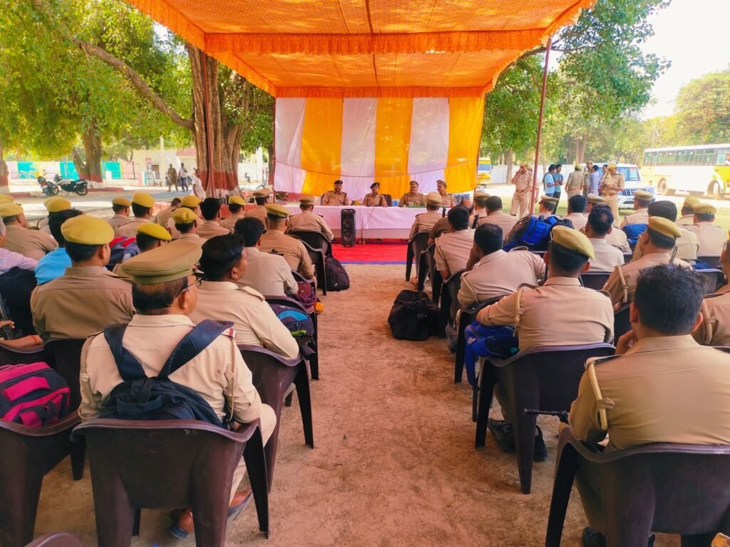 Barabanki: जनपद कासगंज में होने वाले मतदान को सकुशल सम्पन्न कराने हेतु अपर पुलिस अधीक्षक उत्तरी द्वारा अतिरिक्त पुलिस बल को ब्रीफ कर किया गया रवाना 2 WhatsApp Image 2024 05 04 at 1.23.31 PM