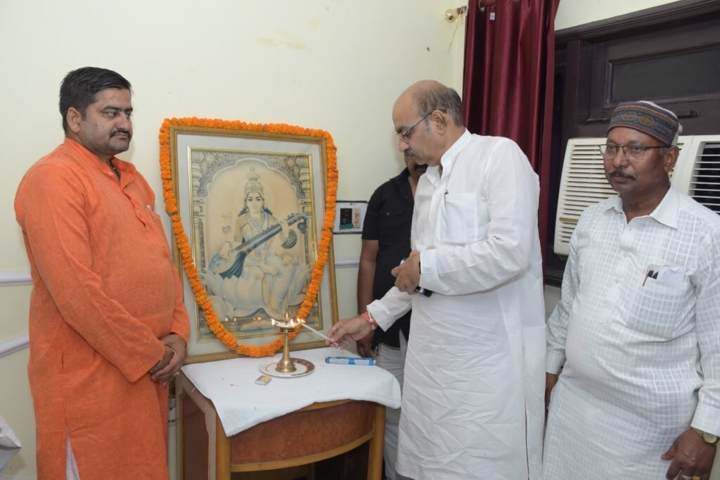 Sonbhadra: रेणुकूट में पूर्वांचल पत्रकार ऐसोसिएशन ने हिन्दी पत्रकारिता दिवस धूमधाम से मनाया 1 WhatsApp Image 2024 05 31 at 3.37.51 PM