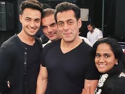 Aayush Sharma: सलमान खान की बहन अर्पिता को तलाक देने वाले थे आयुष शर्मा? रुस्लान एक्टर ने रूमर्स पर तोड़ी चुप्पी, बोले- 'मैं हैरान था...' 2 image 144