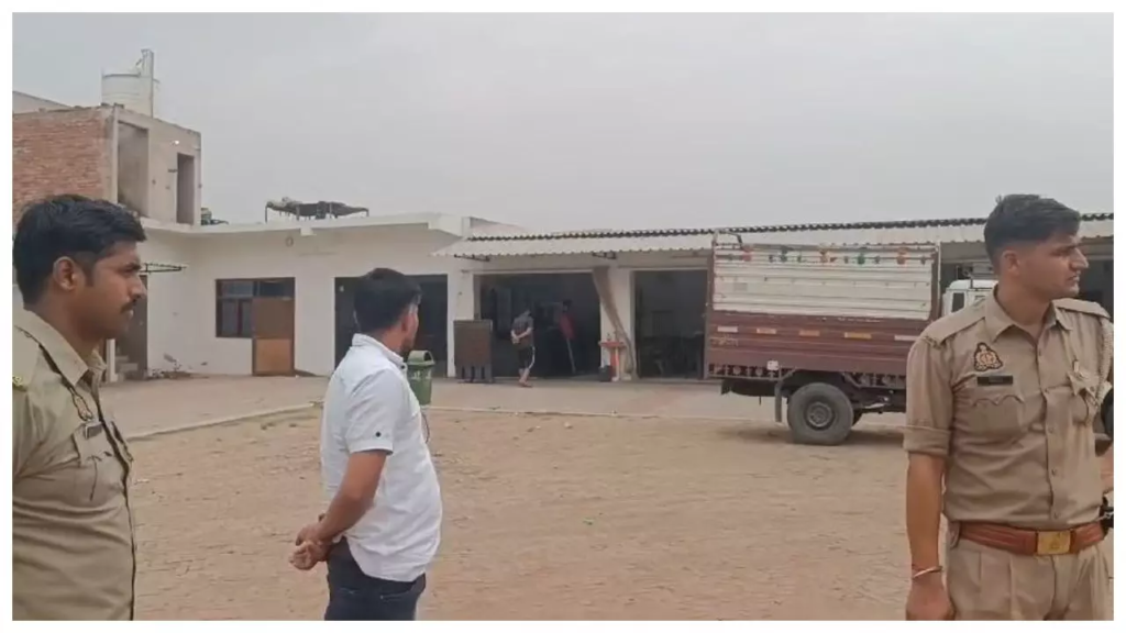 Raebareli News : पूर्व मंत्री पंजाबी सिंह के बेटे ने ढाबे पर खड़े ट्रकों की जांच करने की गई खनन टीम के साथ मारपीट 1 image 83