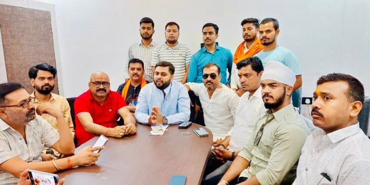 Jharkhand: पलामू जिले के डाल्टनगंज में पानी के लिए मचा हहाकार, सरकार और अधिकारियों का उदासीन रवैया 1 WhatsApp Image 2024 06 12 at 1.21.56 PM
