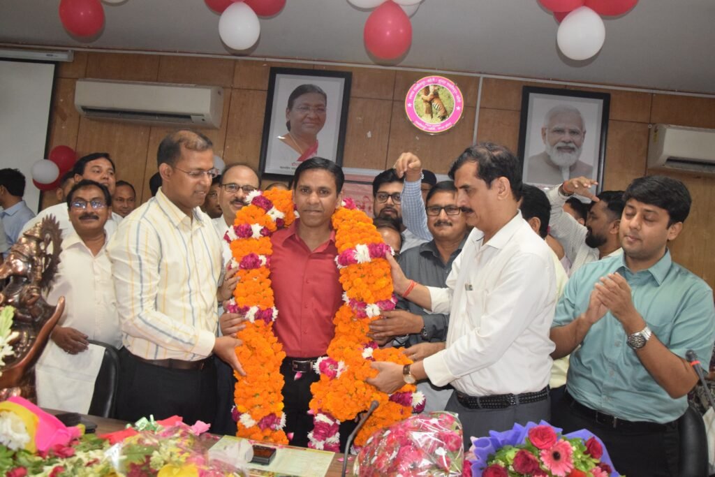 Lakhimpur: जनपद लखीमपुर खीरी स्थानान्तरित जिलाधिकारी को दी गई विदाई 1 WhatsApp Image 2024 06 27 at 6.39.42 PM