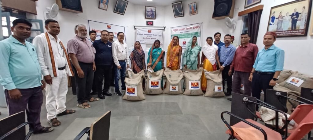 Sonbhadra: हिण्डाल्को सीएसआर द्वारा किसानों के मध्य किया गया धान के बीज का वितरण 1 WhatsApp Image 2024 06 29 at 3.29.28 PM