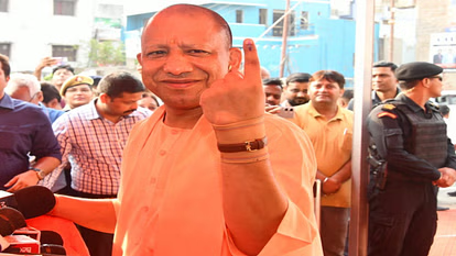 Lok Sabha Election 2024 : एक बार फिर प्रचंड बहुमत वाली मोदी सरकार बननी तय, वोट देकर बोले सीएम योगी 3 image 1