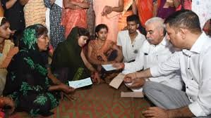Mahaarajpur: नक्सली हमले में बलिदान हुए CRPF जवान के घर पहुंचे कैबिनेट मंत्री, पत्नी-मां को सौंपा 50 लाख रुपए का चेक 1 image 166