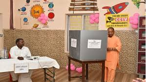 Lok Sabha Election 2024 : एक बार फिर प्रचंड बहुमत वाली मोदी सरकार बननी तय, वोट देकर बोले सीएम योगी 5 image 3
