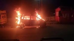 Chhapra News: छपरा में दिल दहलाने वाली घटना, चलती कार में लगी भीषण आग; जिंदा जली पत्नी तो पति ने ऐसे बचाई जान 1 image 75