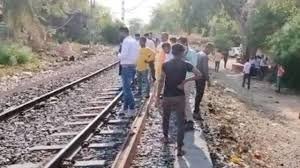 Mahoba News: महोबा में ट्रेन के सामने कूदकर युवक ने की आत्महत्या, वीडियो बनाकर बताई थी मौत की वजह 1 image 86