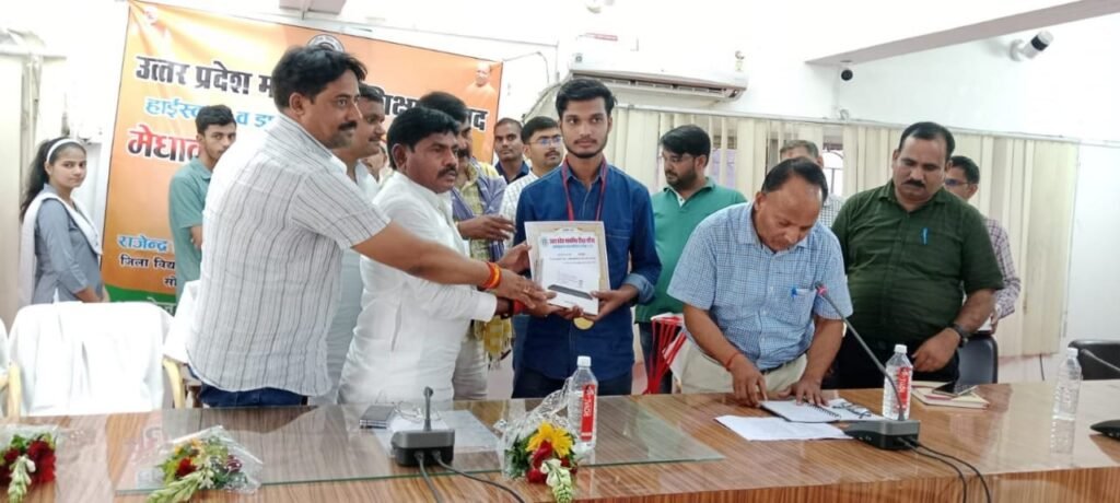 Sonbhadra: आदित्य बिड़ला इण्टरमीडिएट कॉलेज रेणुकूट के मेधावियों को किया गया सम्मानित 2 WhatsApp Image 2024 07 02 at 5.38.59 PM