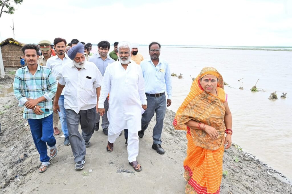 Lakhimpur: जिले में बाढ़ राहत परियोजनाओं की हकीकत जानने पहुंचे जलशक्ति मंत्री 1 WhatsApp Image 2024 07 05 at 6.46.28 PM 1