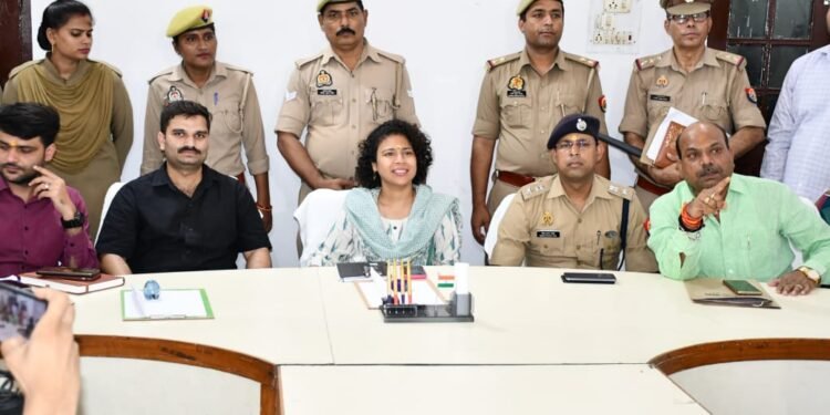 Lakhimpur: छोटी काशी गोला में डीएम-एसपी ने की बैठक, विधायक की उपस्थित में परखी तैयारियां 1 WhatsApp Image 2024 07 06 at 7.25.45 PM