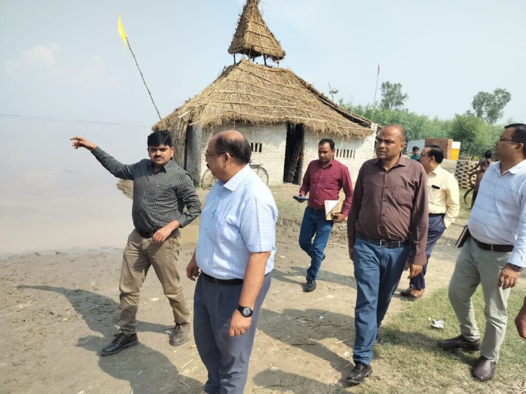 Lakhimpur: गांव-गांव दस्तक देकर स्वास्थ्य महकमे ने दी जानकारी, बताए बाढ़ से होने वाली समस्याओं, बीमारियों के उपाय 1 WhatsApp Image 2024 07 09 at 6.12.18 PM