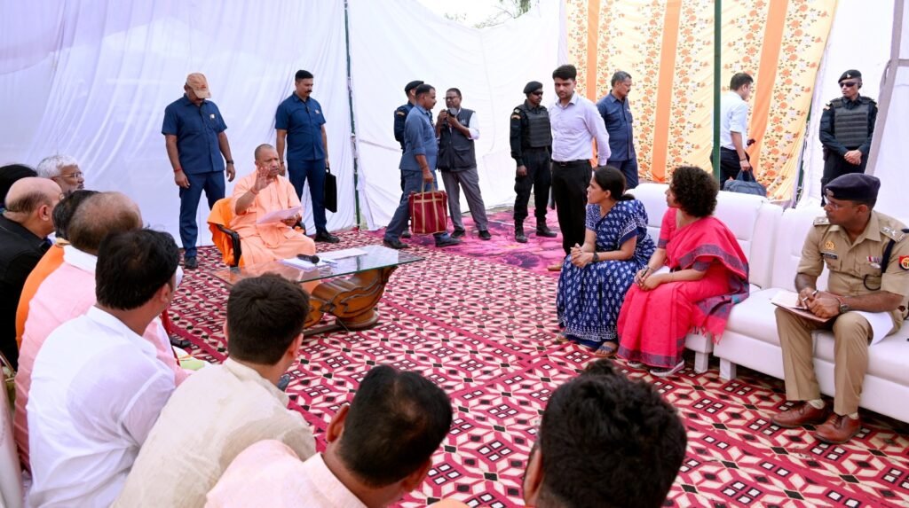 Lakhimpur: सीएम ने जनप्रतिनिधियों, अधिकारियों संग बैठक कर की हालात की समीक्षा 2 WhatsApp Image 2024 07 10 at 7.30.40 PM