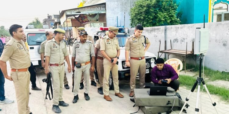 Etah: मोहर्रम के मद्देनजर पुलिस सुरक्षा चौकस, ड्रोन कैमरे से रखी जा रही है नजर 1 WhatsApp Image 2024 07 17 at 10.13.05 PM