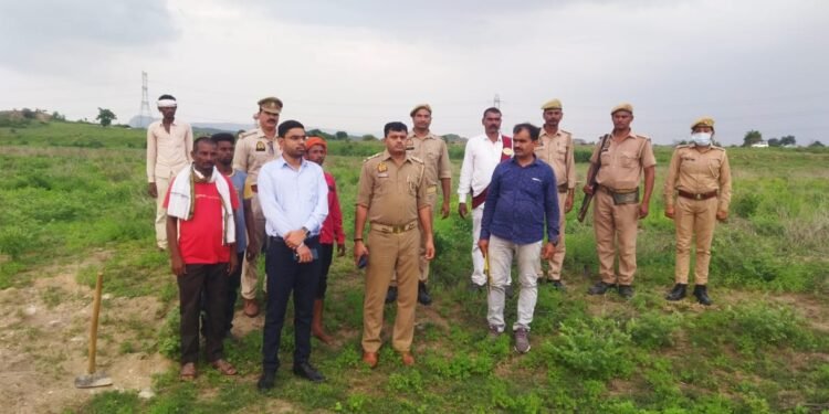 Sonbhadra: संदिग्ध परिस्थिति में नाबालिक के दफनाये शव को एसडीएम की मौजूदगी में पीएम के लिए निकलवाया गया बाहर 1 WhatsApp Image 2024 07 17 at 7.37.35 AM