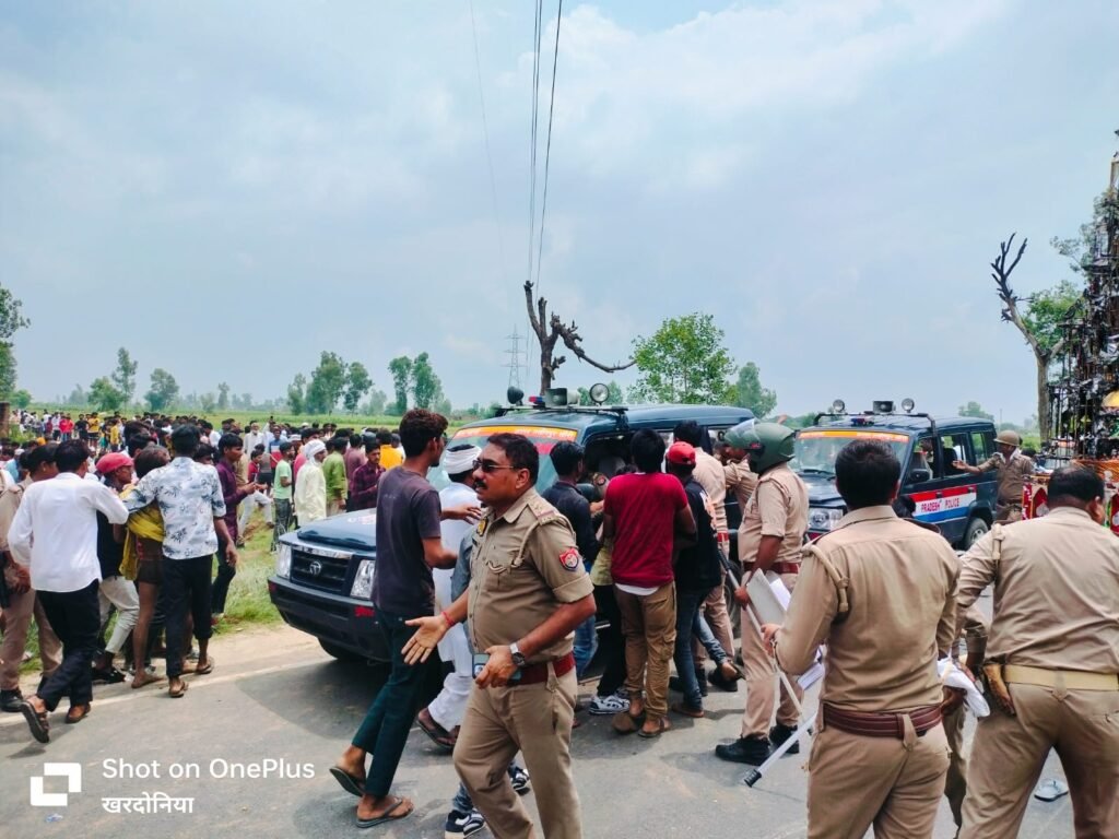 Lakhimpur: ताजिया जुलूस में बिजली की लाइन से टकराने से कई घायल, पुलिस ने त्वरित कार्रवाई कर अस्पताल पहुंचाया 2 WhatsApp Image 2024 07 18 at 9.27.36 PM