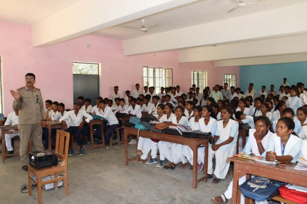 Sonbhadra: हिण्डाल्को ग्रामीण विकास विभाग द्वारा सड़क सुरक्षा जागरूकता कार्यक्रम आयोजित 2 WhatsApp Image 2024 07 20 at 8.29.11 AM 1