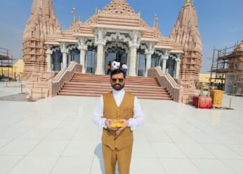 Journalist Dr. Sunil Kumar Verma 'Sonu' : भारत से दुबई पहुँचे इंडिया 24x7 लाइव टीवी न्यूज नेटवर्क के प्रधान संपादक डॉ. सुनील वर्मा "सोनू" ने अबू धाबी में बने सबसे बड़े हिंदू मंदिर में दर्शन कर पूजा-अर्चना की