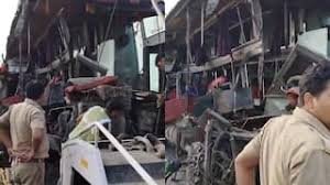 Unnao Bus Accident: उन्नाव में बड़ा सड़क हादसा, डबल डेकर बस ने दूध कंटेनर में मारी टक्कर, 18 की मौत 1 image 141
