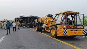 Unnao Bus Accident: उन्नाव में बड़ा सड़क हादसा, डबल डेकर बस ने दूध कंटेनर में मारी टक्कर, 18 की मौत 2 image 142