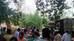 Hardoi Road Accident: हरदोई में अनियंत्रित बस झोपड़ी में पलटी, 4 लोगों की मौत, 6 लोग घायल 1 image 143