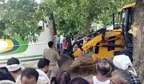 Hardoi Road Accident: हरदोई में अनियंत्रित बस झोपड़ी में पलटी, 4 लोगों की मौत, 6 लोग घायल 2 image 144