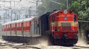 Gorakhpur Express Fire: गोरखपुर एक्सप्रेस में आग लगने से मची अफरातफरी, ठाणे के रेलवे स्टेशन के पास हुआ हादसा 1 image 175