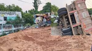 Lucknow Accident : दर्दनाक हादसा ,लखनऊ में झोपड़ी पर पलटा डंपर, पति-पत्नी और दो बच्चों की दर्दनाक मौत 2 image 262