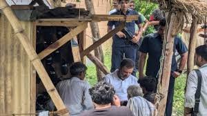 Sultanpur News : सुल्तानपुर पहुंचे राहुल गांधी ने काफिला रोककर मोची का जाना हाल, साथ सिली चप्पल ,सेल्फी भी लिया 4 image 362