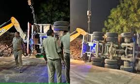 Lucknow Accident : दर्दनाक हादसा ,लखनऊ में झोपड़ी पर पलटा डंपर, पति-पत्नी और दो बच्चों की दर्दनाक मौत 3 image 47